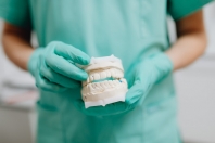Jak dbać o protezy zębowe?